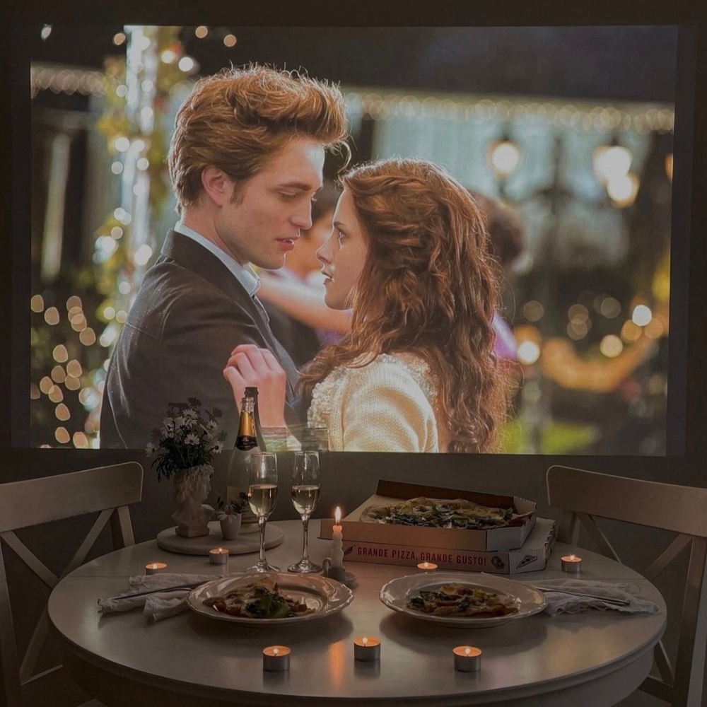 Dreametic™ 4K — Convierte tu habitación en un universo inmersivo.